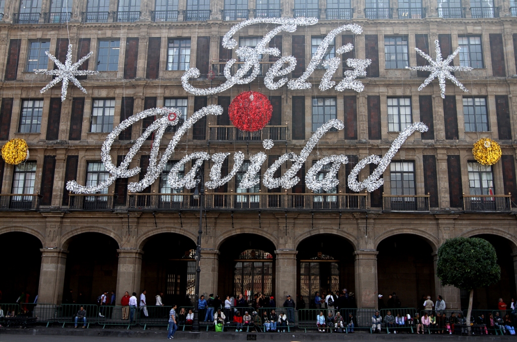 Colocación de adornos navideños en la sede del Gobierno del DF.