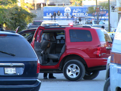 El cuerpo del agente quedó en la camioneta