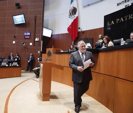 El senador perredista Alejandro Encinas. 