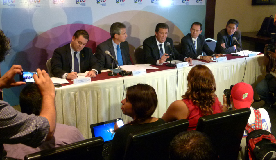 Fernando Olivera, secretario de Turismo; Héctor López Santillana, secretario de Desarrollo Económico; el gobernador Miguel Márquez; Justino Arriaga, a