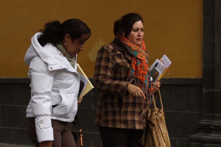 Genta abrigada ante bajas temperaturas en Puebla.