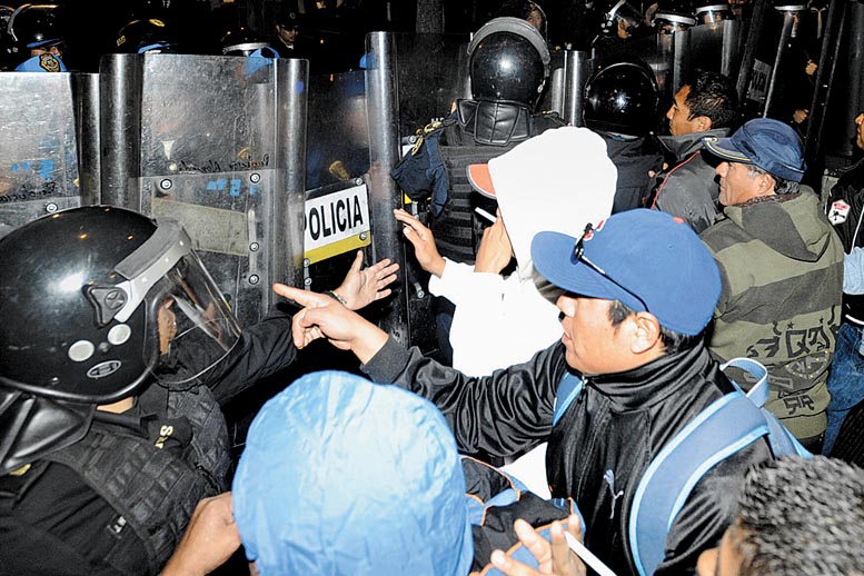 La trifulca concluyó alrededor de las 19:30 horas, cuando fue reabierta la vialidad.
