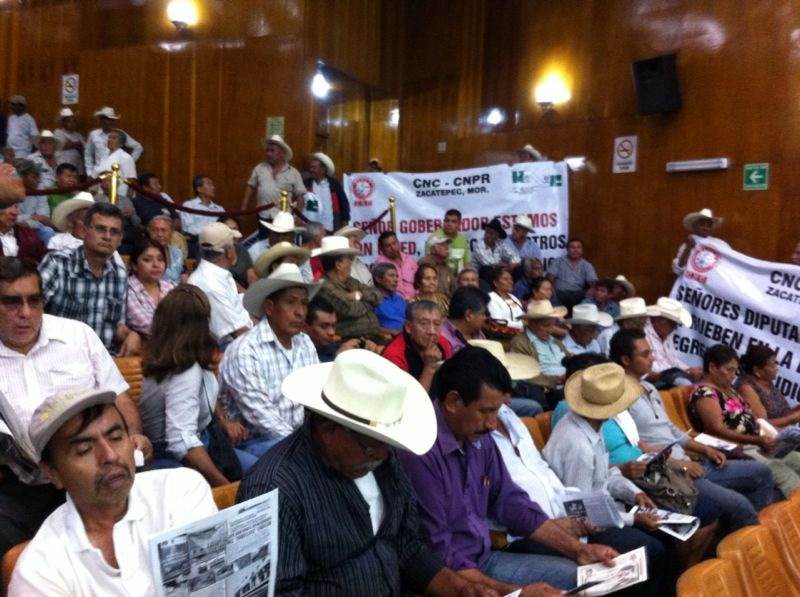 Los cañeros se manifestaron en el Congreso de Morelos.