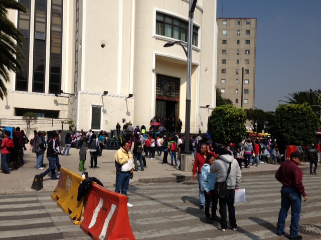 Maestros se concentran frente a Loteria Nacional