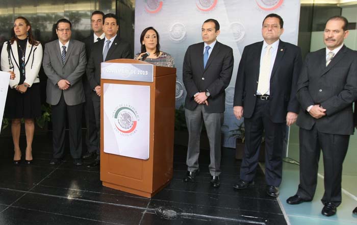 Los senadores del PAN exigieron al gobernador Mariano González Zarur, que no se entrometa en el proceso electoral extraordinario.