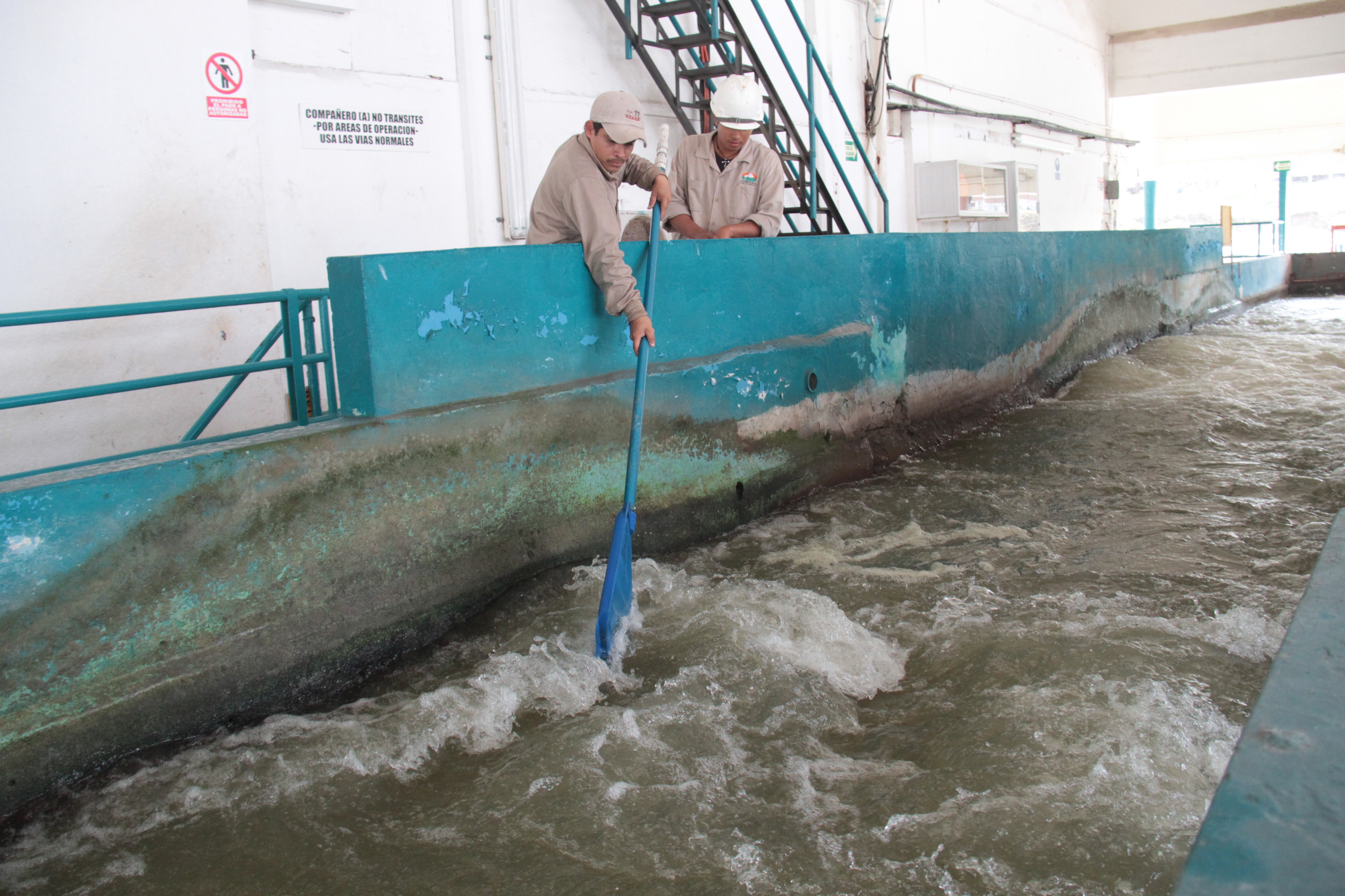 Descuido de trabajadores causa baja presión en suministro de agua.