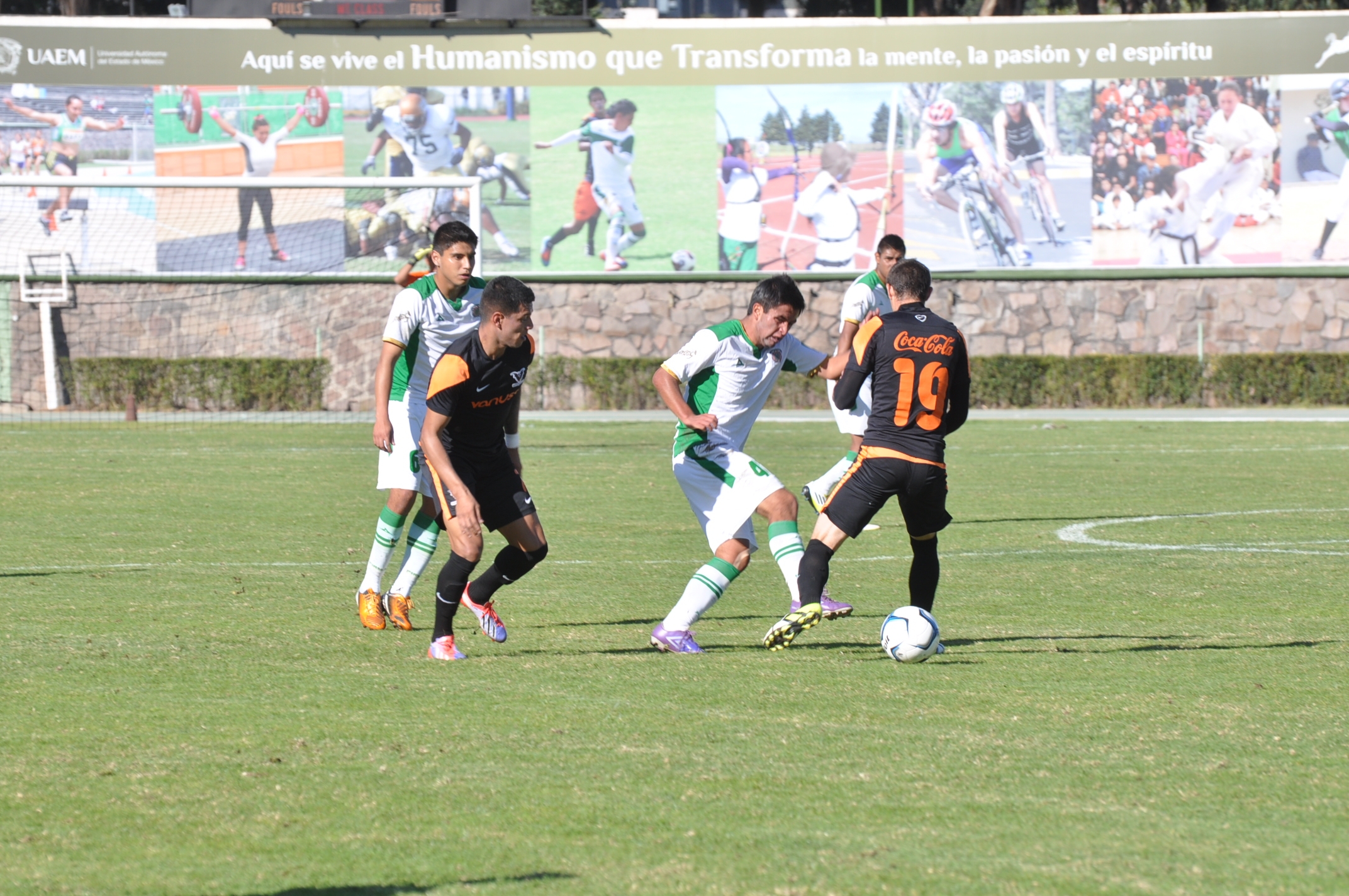 En el partido.