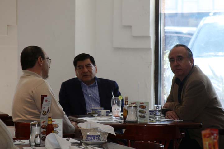 El ex gobernador Mario Marín y el ex secretario de Gobernación Valentín Meneses, en un conocido restaurante de la ciudad.