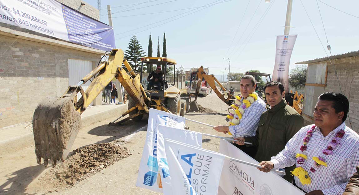 Tras inaugurar el Centro de Salud, el gobernador Rafael Moreno Valle anunció la construcción de la carretera que comunicará a esta comunidad con Vicen