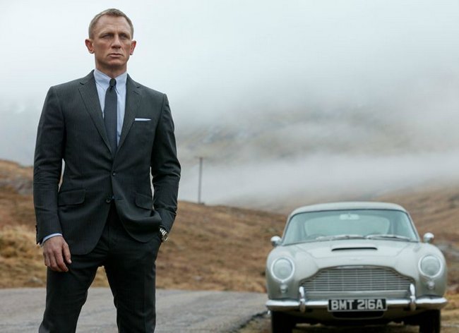 El traje de chaqueta de príncipe de gales que llevaba el último Bond.