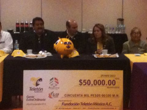 El alcalde Armando López enregó un donativo por 50 mil pesos a la institución