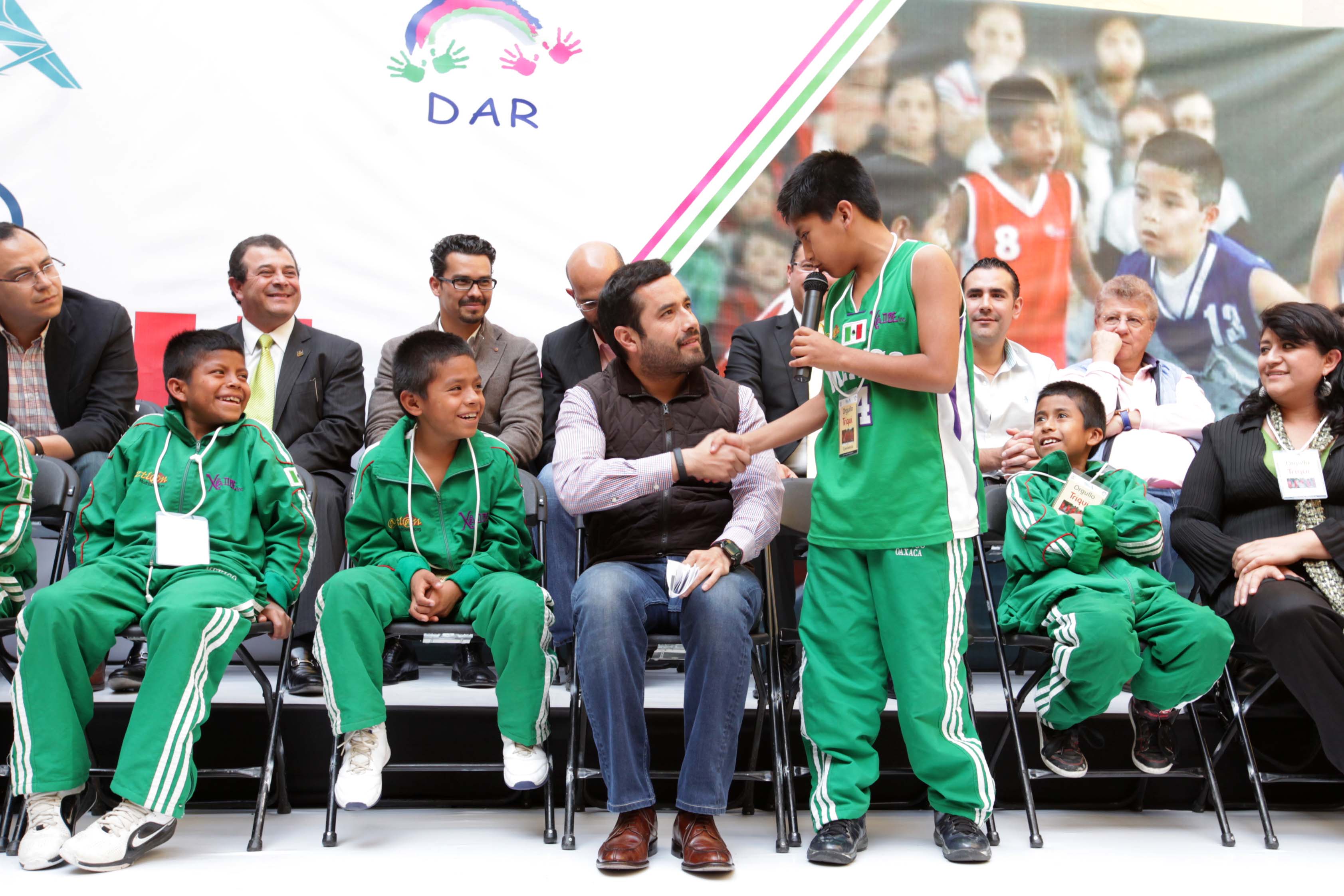 La delegación Miguel Hidalgo recibió a niños triquis
