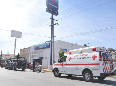 Paramédicos de Cruz Roja atendieron a una empleada y a dos clientes que sufrieron crisis nerviosa.