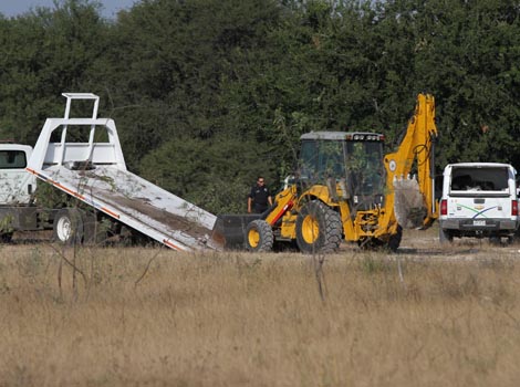 Peritos continúan trabajando en un predio ubicado en borde del río Lerma. 