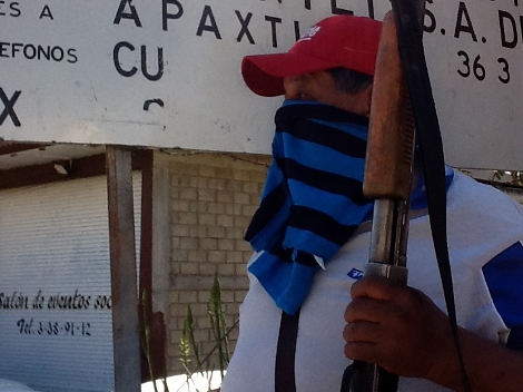 Personas armadas con rifles, escopetas y pistolas se apostaron para evitar el ingreso de grupos ligados al crimen organizado.