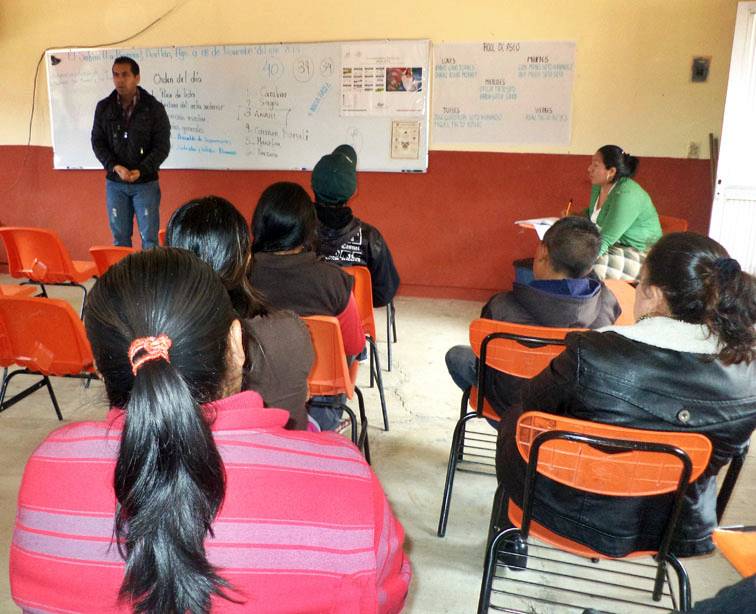 Acatlán contribuye a abatir la deserción escolar. 