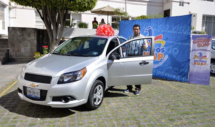 Los ganadores de los sorteos de Estudiantes y Colaboradores recibieron autos último modelo.