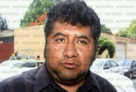 Momento en que José Alfredo Martínez, ex representante de la sección 22, dispara