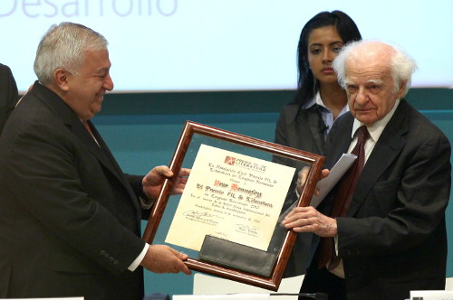 El poeta francés Yves Bonnefoy recibe el premio Premio FIL de Literatura en Lenguas Romances 2013 de manos del secretario de Educación, Emilio Chuayff
