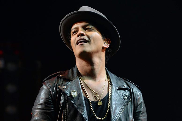 Bruno Mars es de los artistas favoritos de la juventud por sus contagiosas melodías.