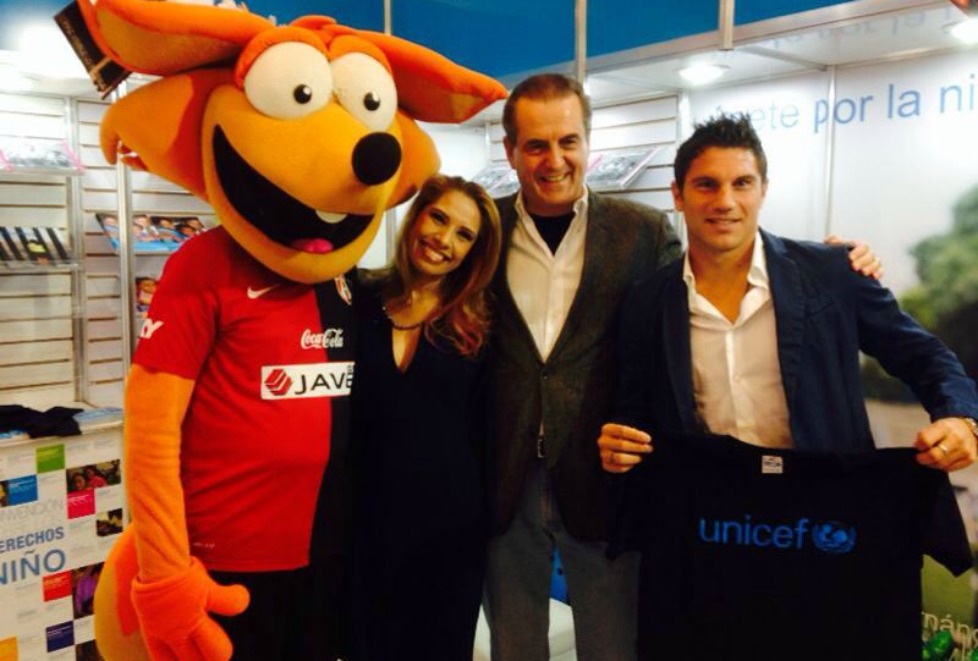 Leandro Cufré (cuarto de izquierda a derecha) en el stand de la UNICEF.