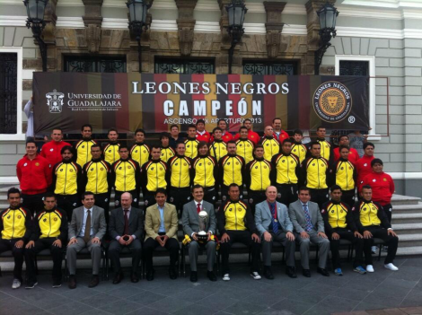 Los campeones melenudos se tomaron la foto del recuerdo en el Paraninfo con el rector Tonatiuh Bravo.