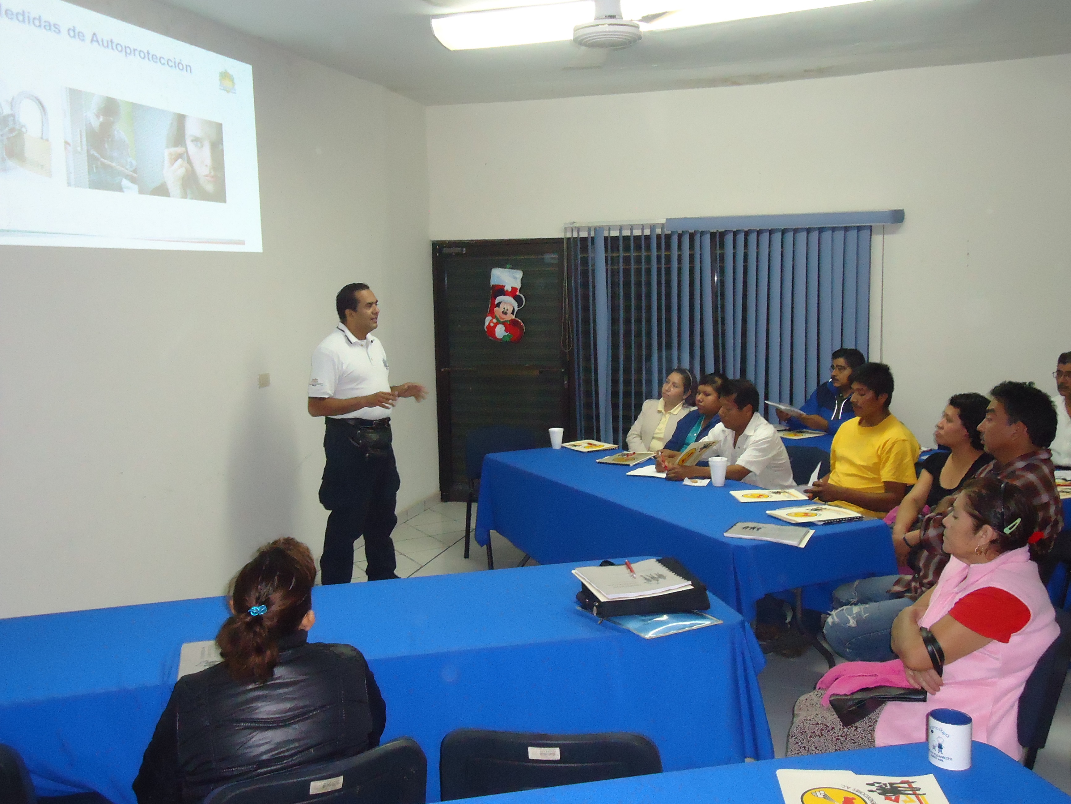 Comerciantes reciben capacitación