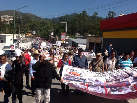 Integrantes de la CETEG, de la Policía Comunitaria, del Colegio de Bachilleres, entre otros, salieron de la zona norte de la ciudad hacia el Palacio d