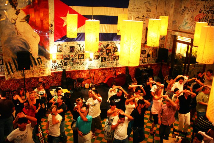 La Bodeguita del Medio es famosa por sus mojitos y sus clases de baile. 