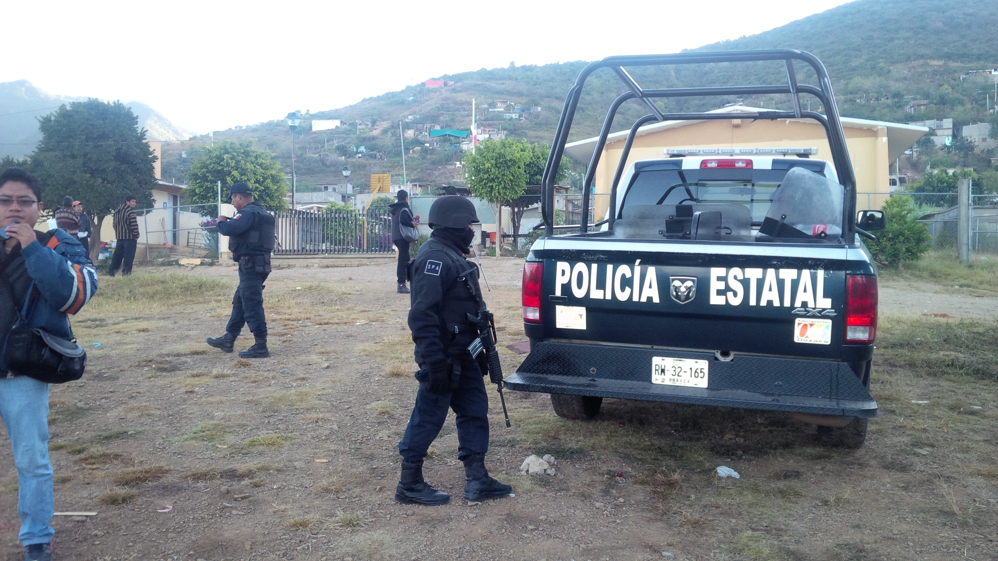 La policía se encuentra afuera de la escuela