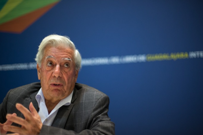 Mario Vargas Llosa reflexionó sobre la importancia de la ficción en un encuentro con sus lectores en la FIL
