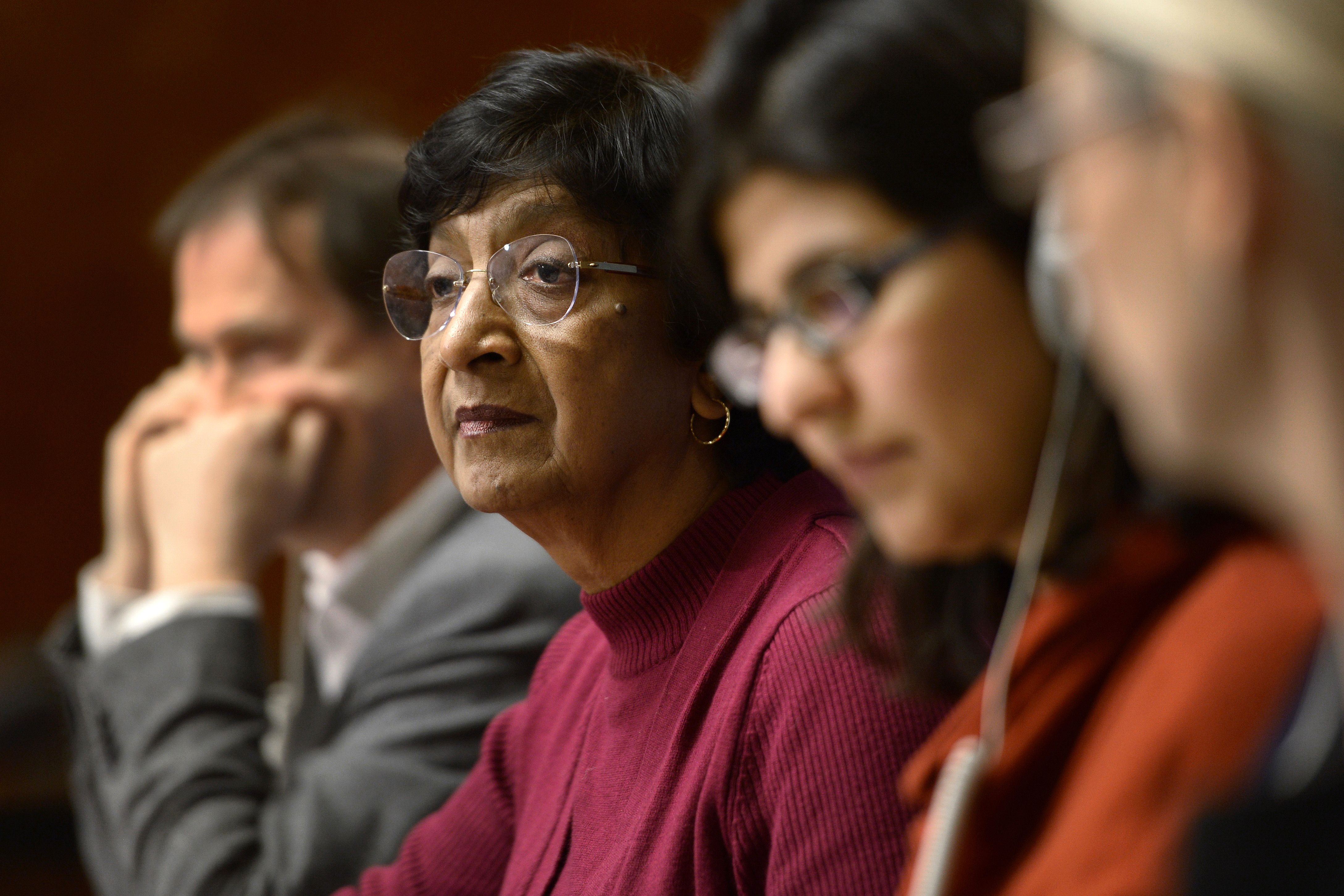 Navi Pillay (2i), Alta Comisionada de la ONU para Derechos Humanos, acusó hoy en Ginebra al régimen de Asad