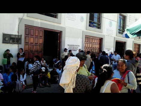 Unos 200 activistas del Movimiento Antorcha Campesina se plantaron en las oficinas a la delegada de la Secretaría de Desarrollo Territorial y Urbano.