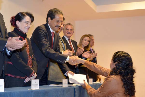 Alfonso Esparza Ortiz premiando a los estudiantes.