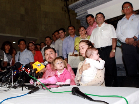 En una conferencia de prensa el diputado verde-ecologista Luis Fernando Castellanos Cal y Mayor y su familia.