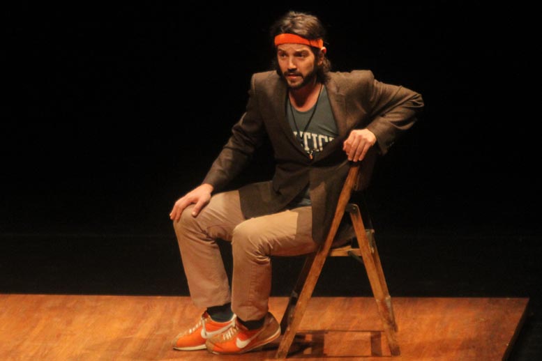 Diego Luna impone con su presencia en el escenario.