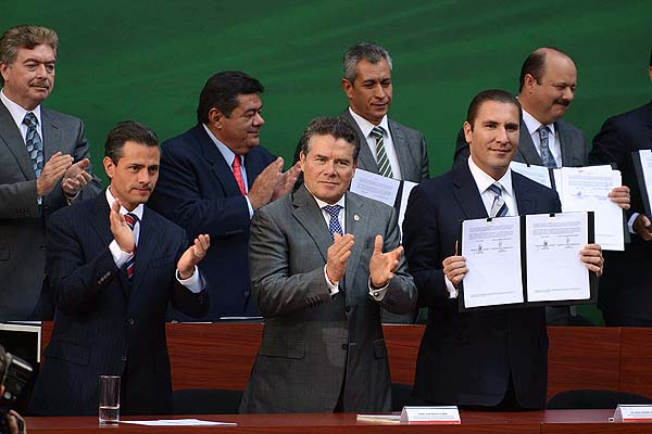 EPN y RMV durante la presentación y firma de los “Convenios para la Implementación de la Reforma Educativa”