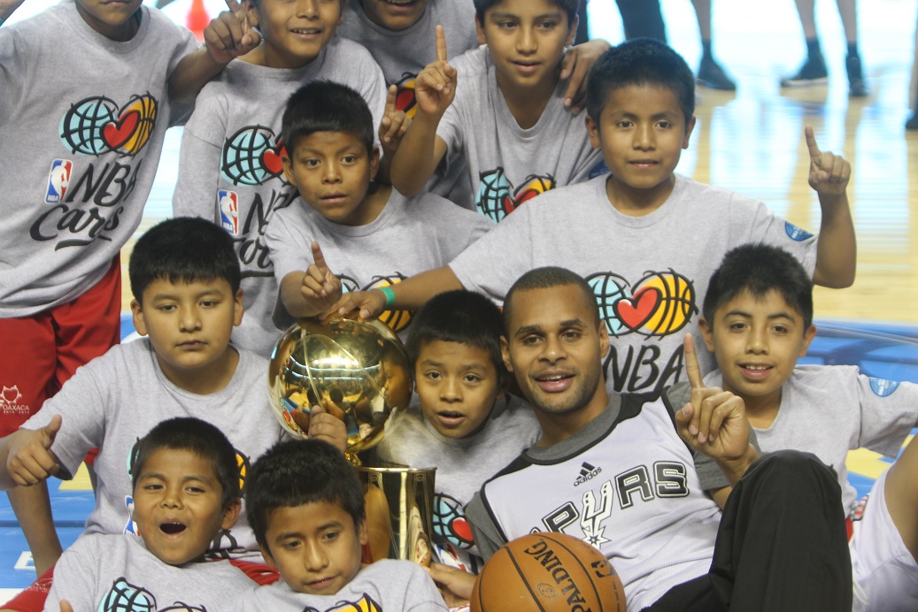 Los niños triquis con el trofeo de la NBA 