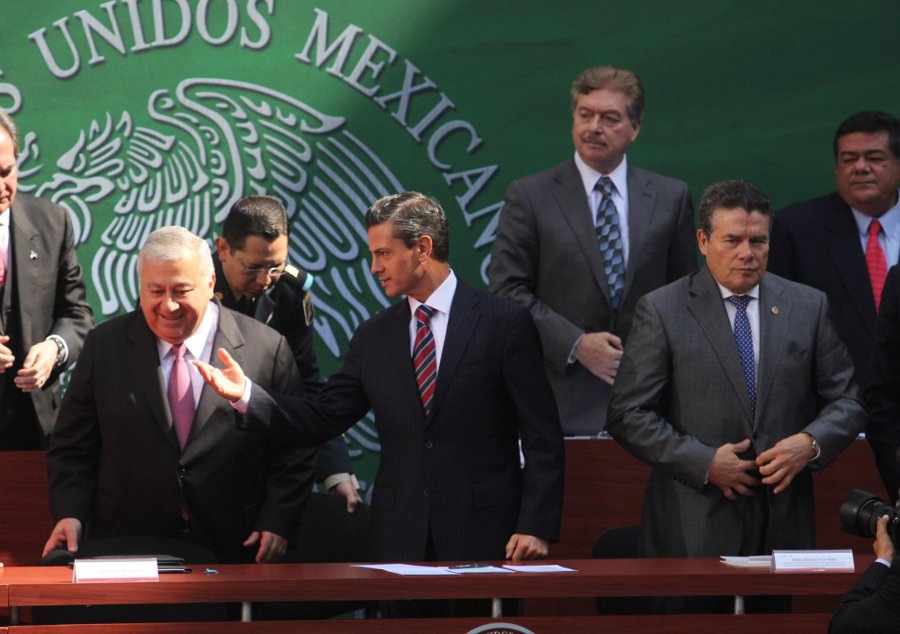 El Presidente durante la presentación del convenio para la implementación de la reforma educativa, realizado en el patio central de la SEP.