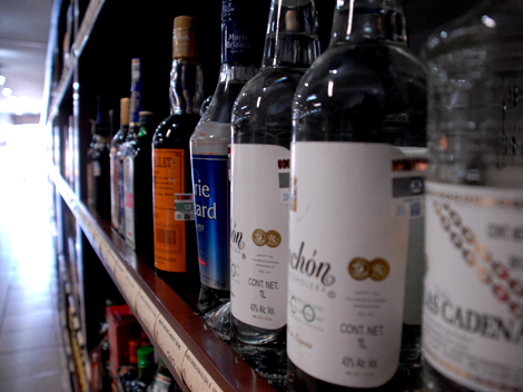 Se acordó permitir la venta de bebidas en botella cerrada hasta las 12 de la noche.
