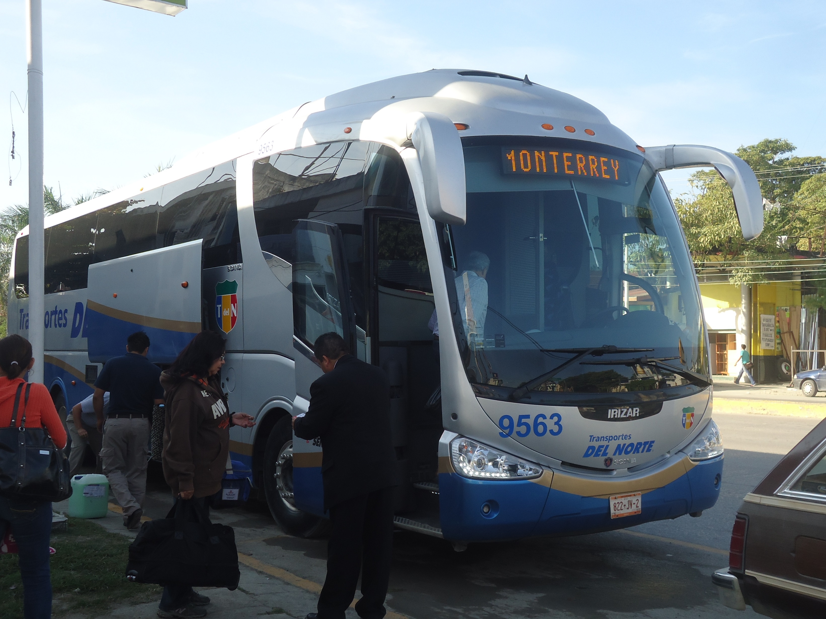 Blindarán viajes en autobús, pedirán credencial de elector a pasajeros.