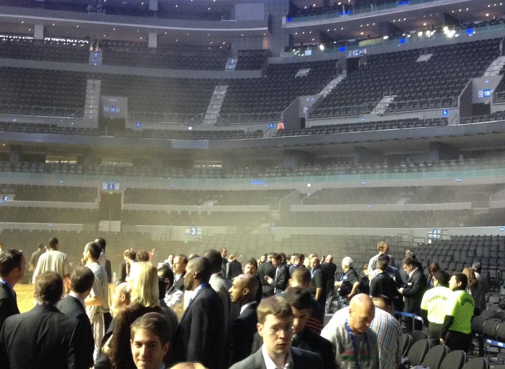Momento en que evacuan la Arena Ciudad de México tras explosión de un trasformador