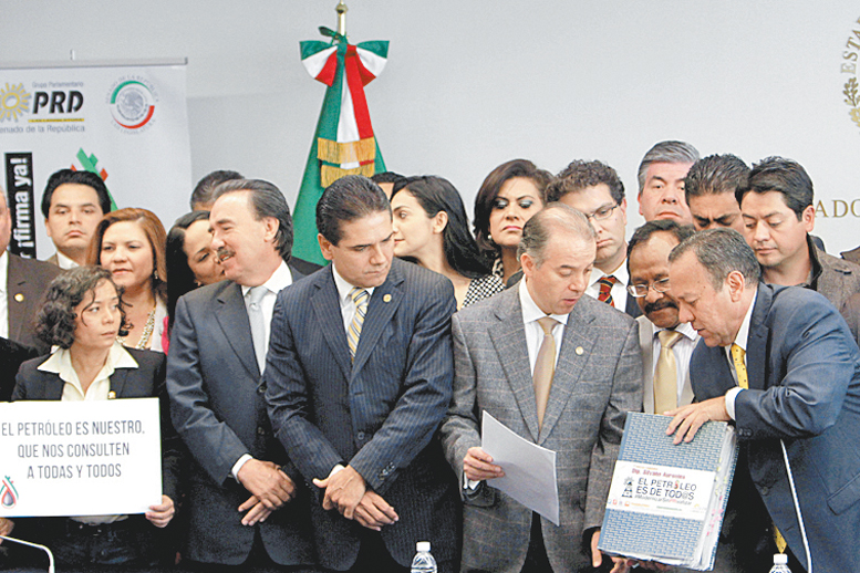 Jesús Zambrano (derecha) encabezó la entrega de firmas.
