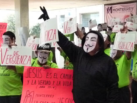 Los manifestantes portaban máscaras de "V" 