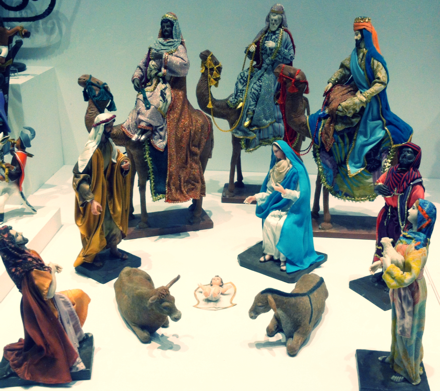 El origen de los nacimientos se remonta al siglo XIII, y al parecer el autor de ellos fue San Francisco de Asís, fundador de la orden franciscana, ent