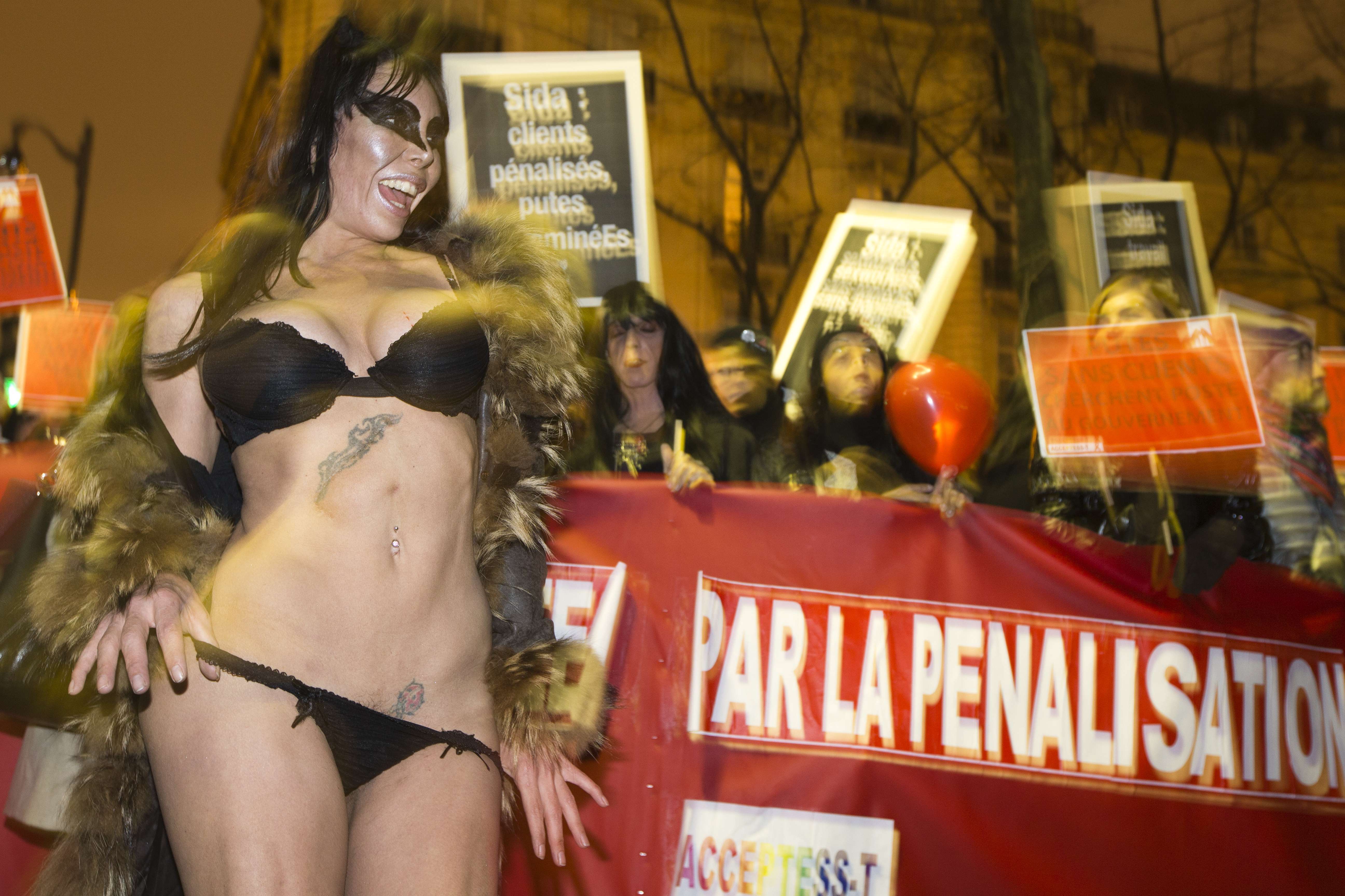 Una prostituta baila durante una manifestación de sexoservidoras contra el nuevo proyecto legal en París