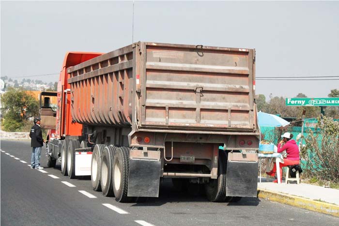 Revisión de camiones por alerta radiológica.