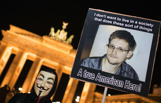 Un simpatizante de Snowden, en la puerta de Brandenburgo de Berlín durante una manifestación