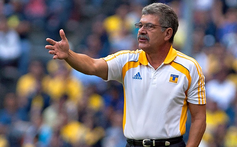 Tuca, dirigiendo a Tigres