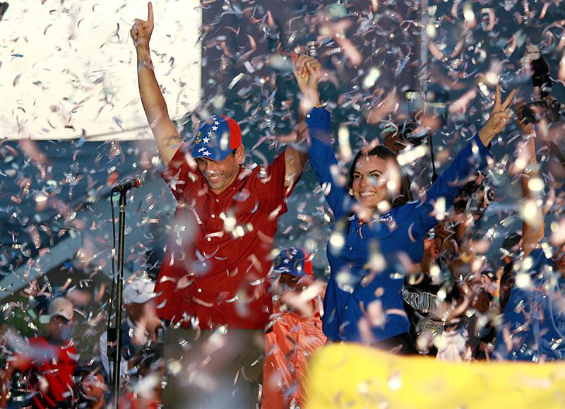 La candidata opositora en Maracaibo, Eveling Trejo de Rosales (d), y el líder opositor Capriles (i) en el mitin final de hoy